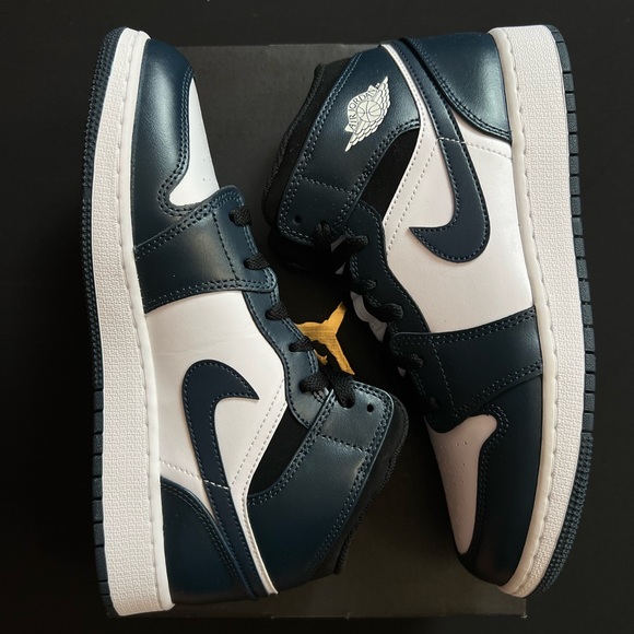 Nike Air Jordan 1 Mid (GS) - Picture 4 of 5